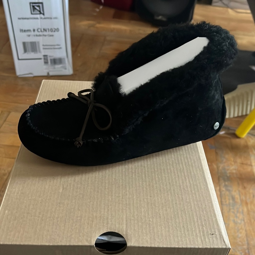 Ugg black Alena size 8 Brand New Never worn !!